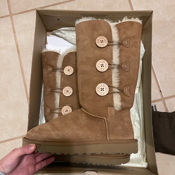 Bailey Button Uggs - Picture 3 of 8